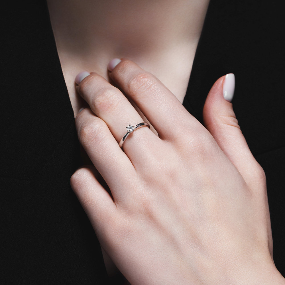 Inel din aur alb cu diamant, pe mana unei femei