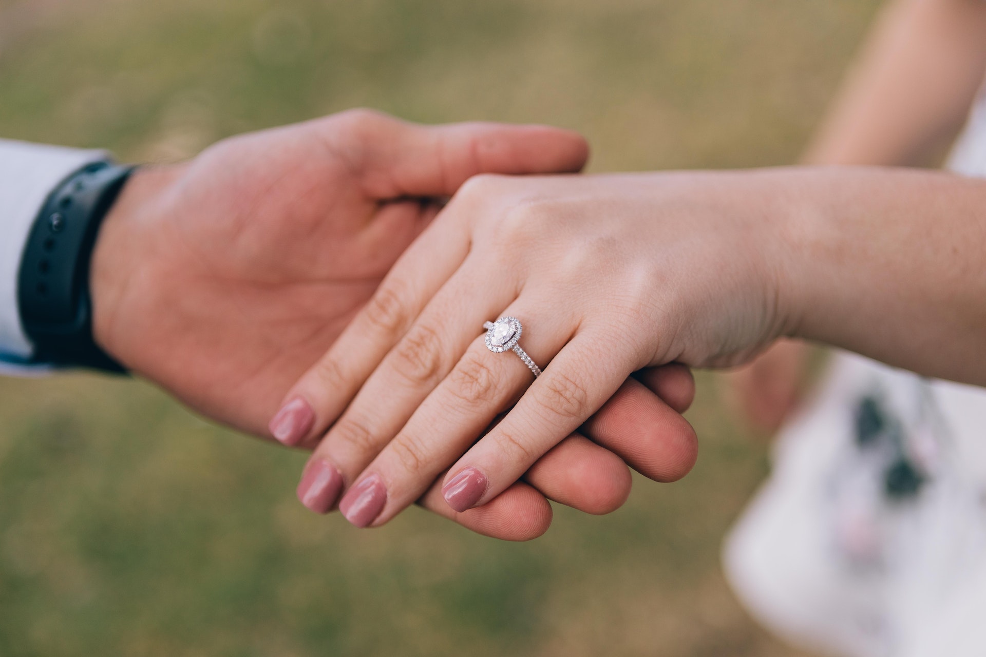 Inel de logodna cu diamant pe mana unei femei