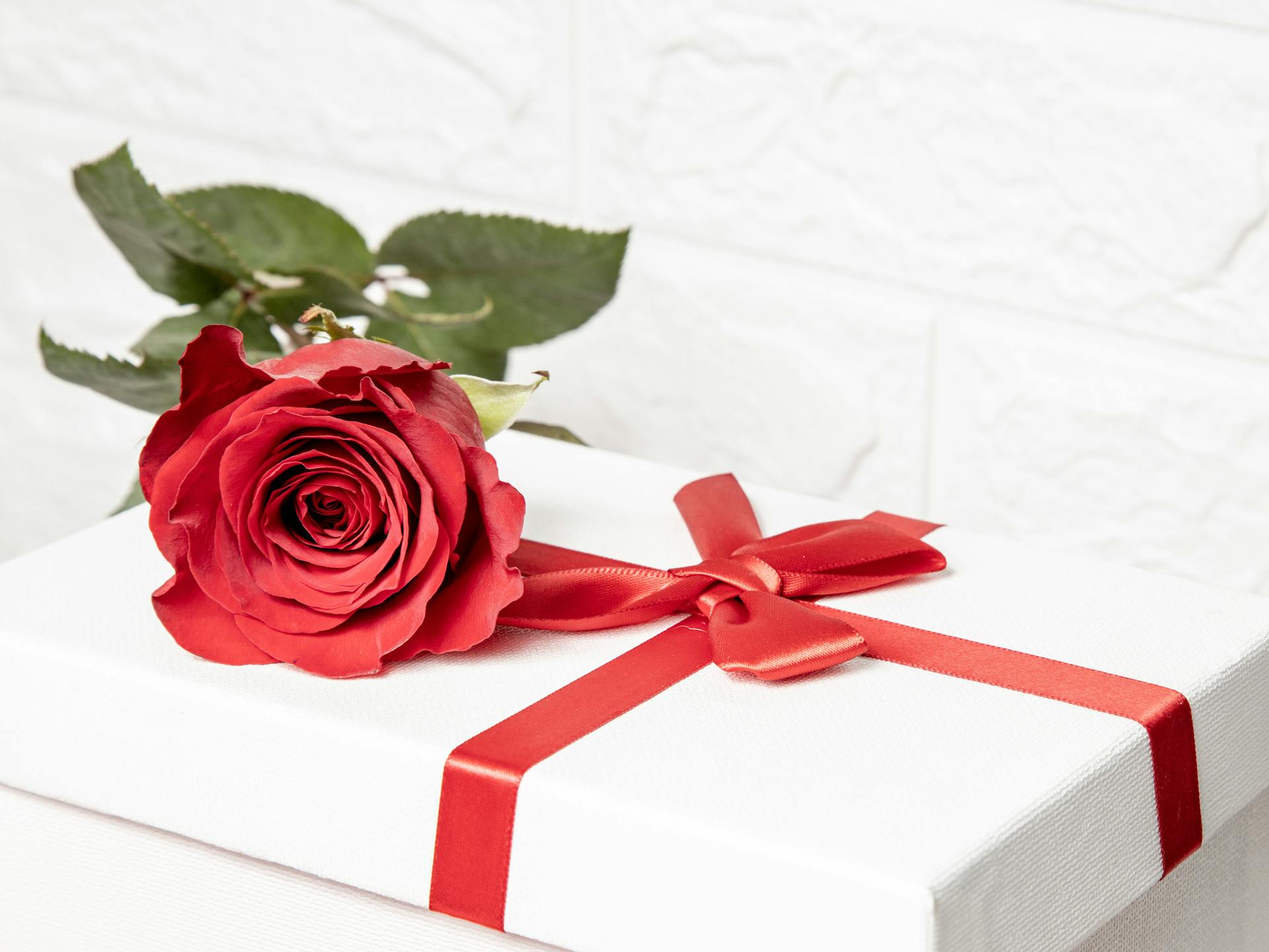 Trandafir si cutie de cadou