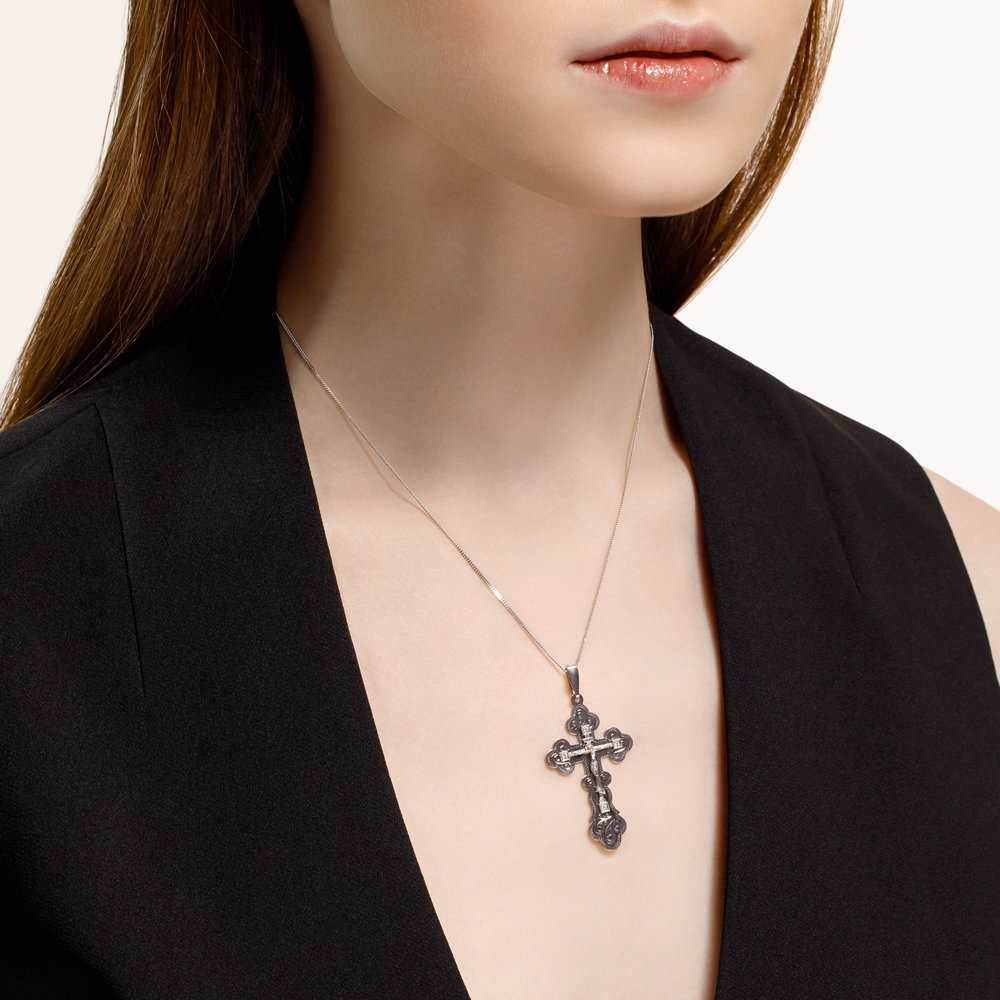 Pandantiv din argint in forma de cruce purtat de o femeie
